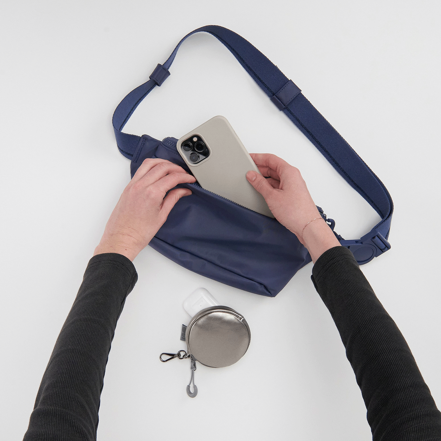 TAG ALONG Clip-on in EverShine nylon - Quicksilver Metallic - Image 3