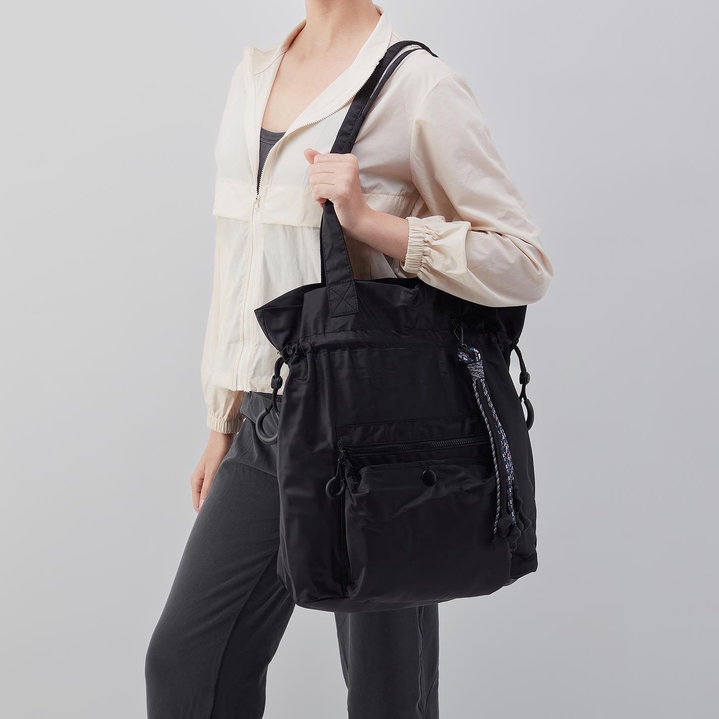 EASY DRAW Tote in CaRefiber recycled nylon - Jet - Image 4