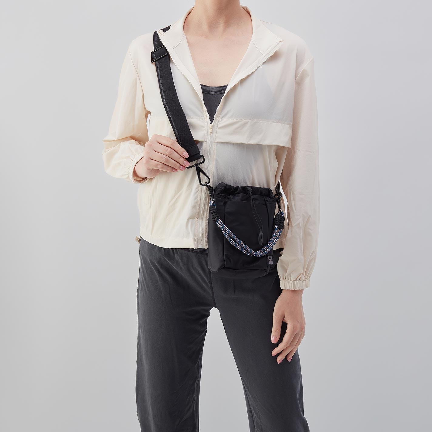 QUICK CINCH CROSSBODY in CaRefiber recycled nylon - Jet - Image 5