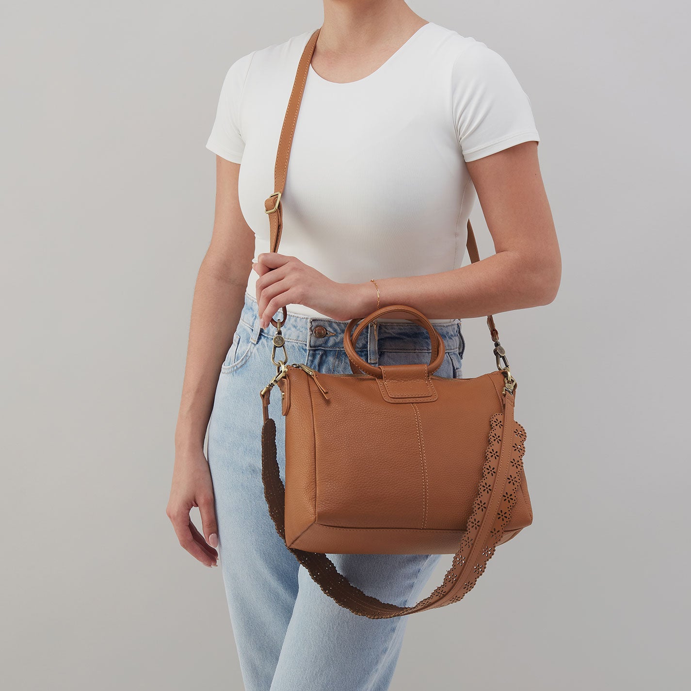 Sheila Medium Satchel In Pebbled Leather - Warm Honey - Image 3