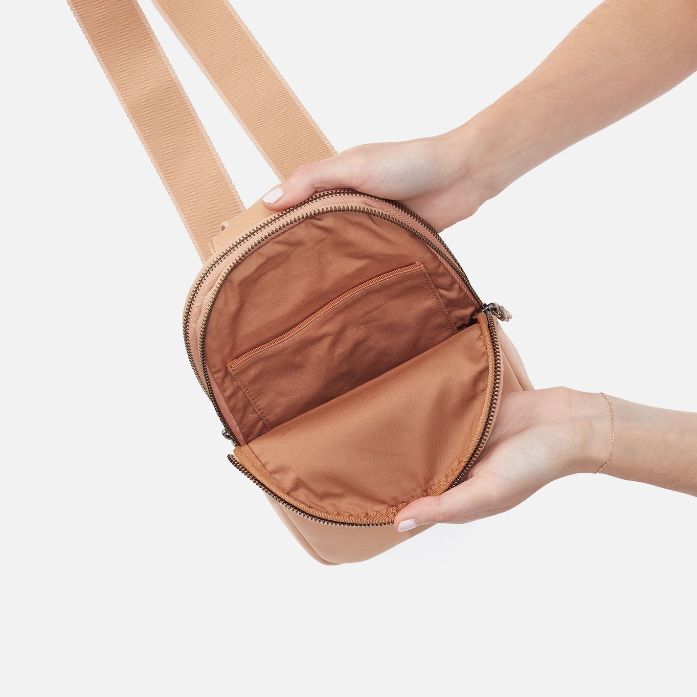 Cass Sling In Pebbled Leather - Porcini - Image 3