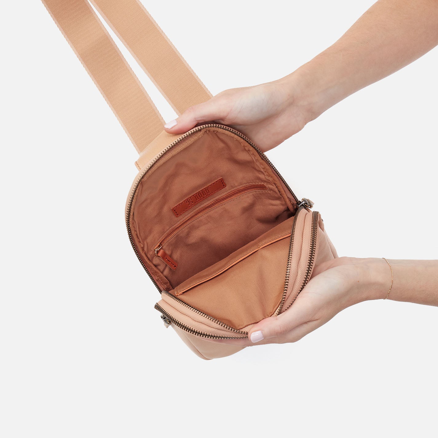 Cass Sling In Pebbled Leather - Porcini - Image 4