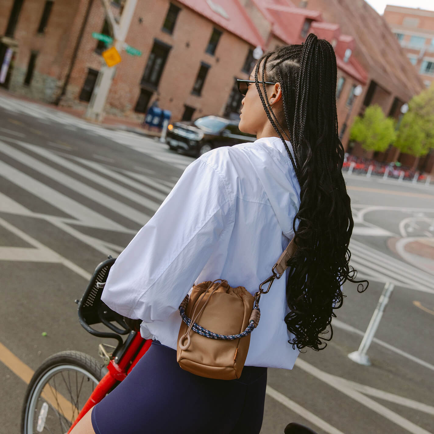 QUICK CINCH CROSSBODY in CaRefiber recycled nylon - Dune - Image 2