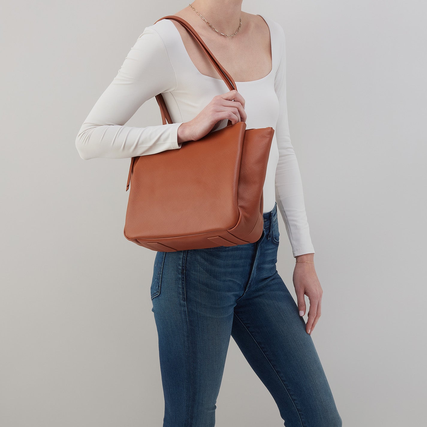Essential Medium Tote In Soft Saffiano Leather - Lion - Image 3