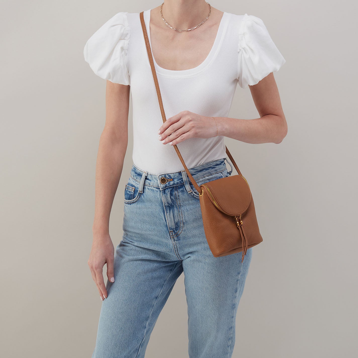 Fern Crossbody in Pebbled Leather - Warm Honey - Image 2