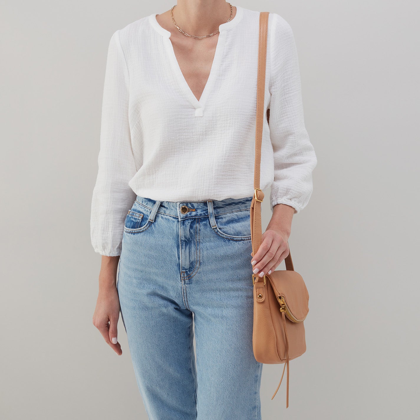 Fern Messenger Crossbody In Pebbled Leather - Sandstorm - Image 2