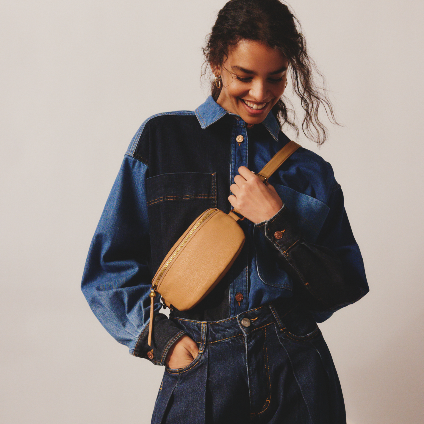 Fern Belt Bag In Pebbled Leather - Sandstorm - Image 3