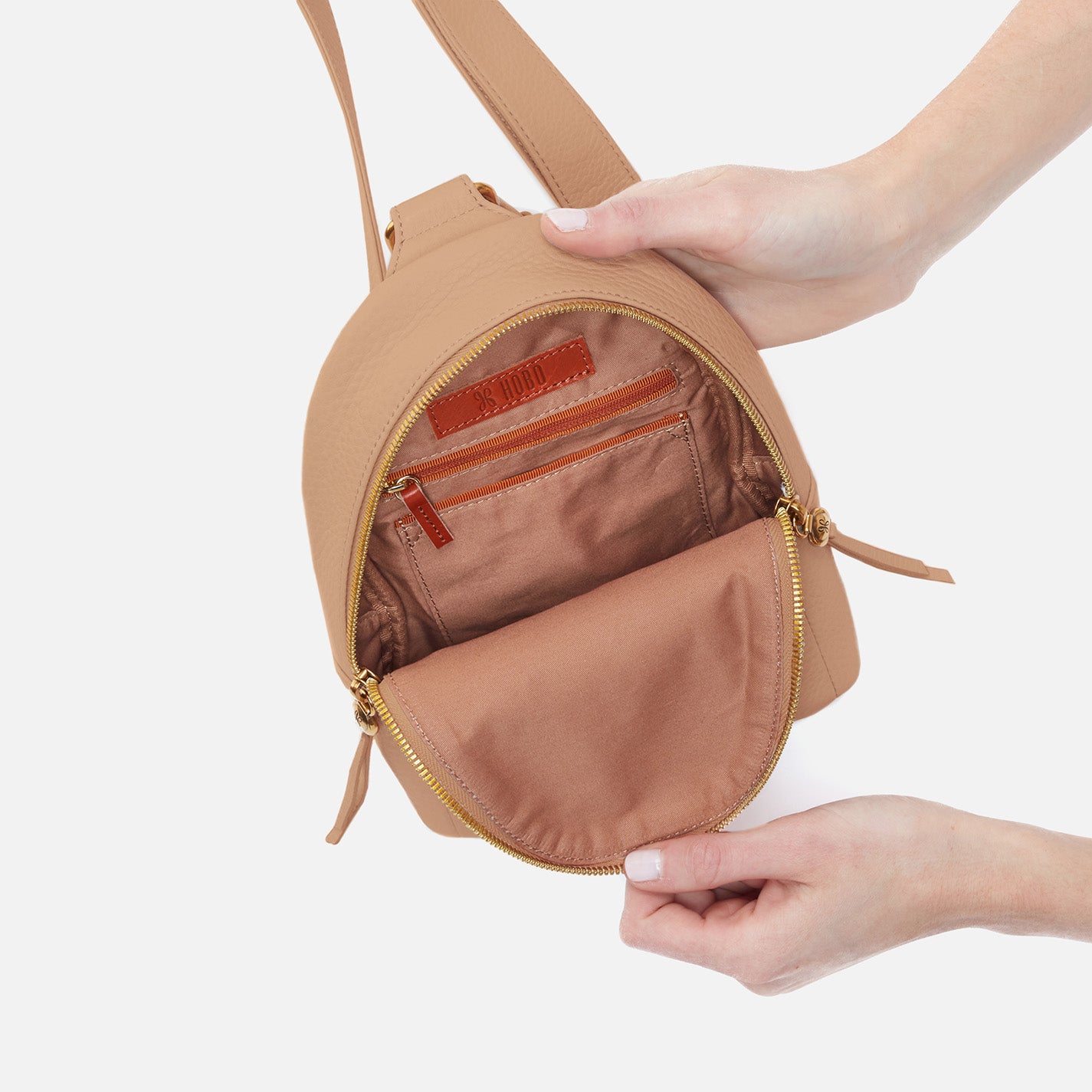 Fern Sling In Pebbled Leather - Sandstorm - Image 4