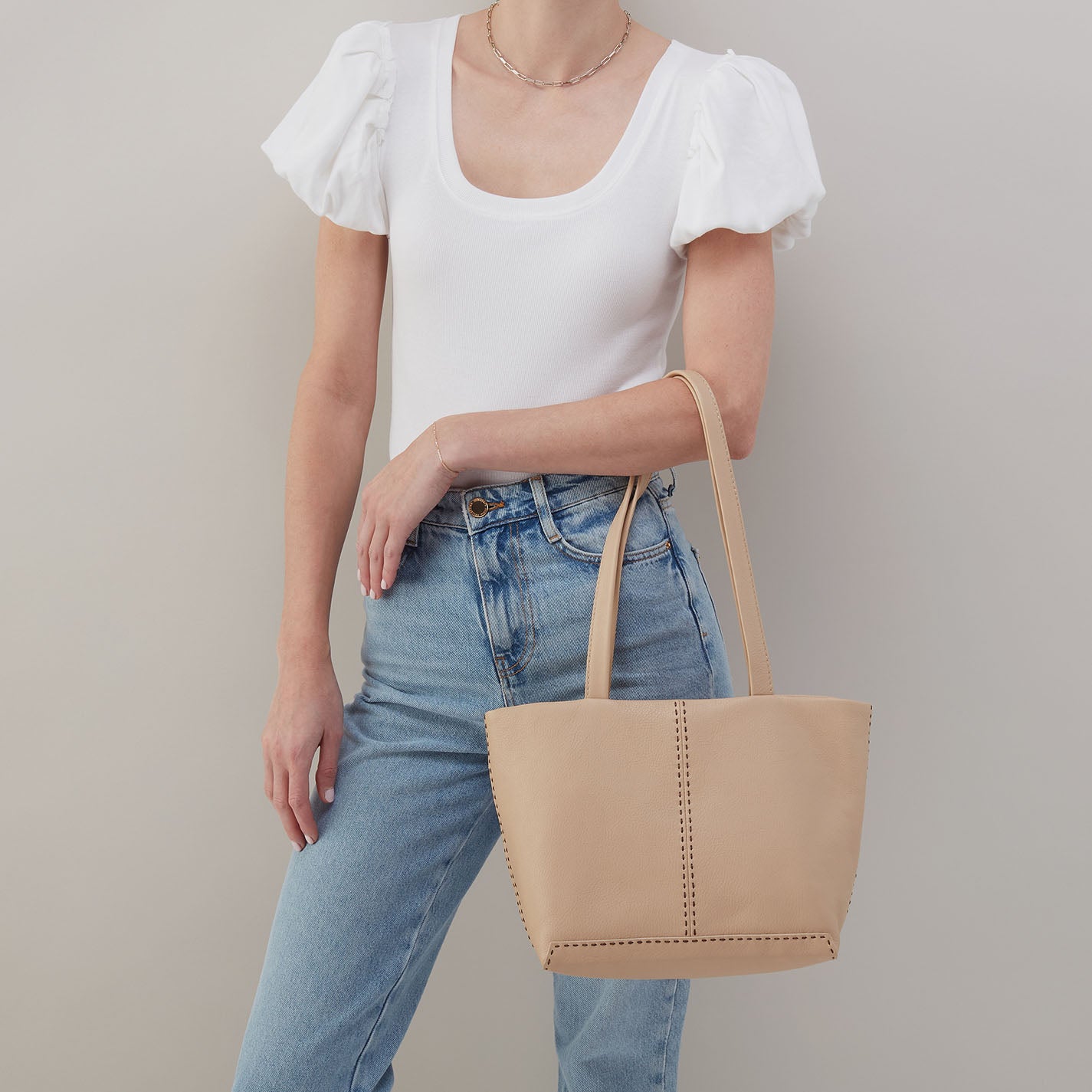 Austin Tote In Pebbled Leather - Linen - Image 5